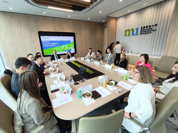 Tárgyalás a HongKong Metropolitan University egyetem egyik kisebb termében egy asztal körül ülve