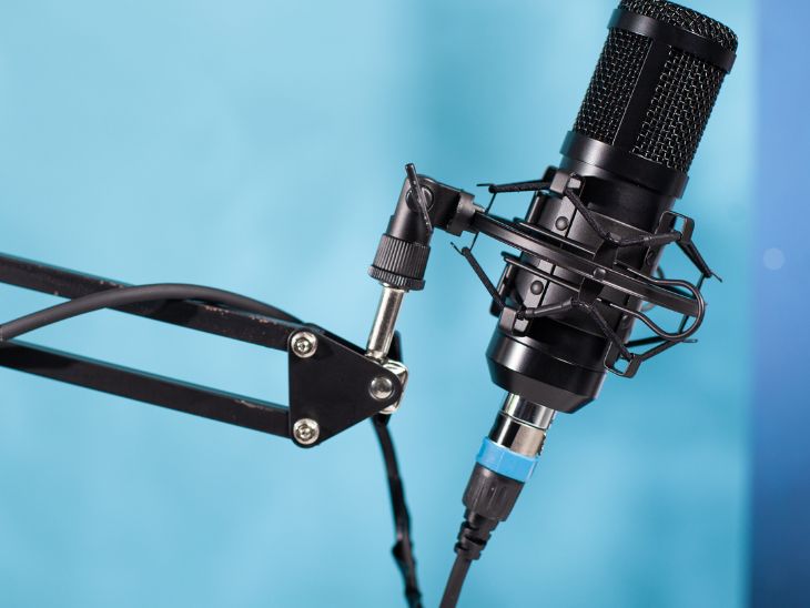 Egy fekete mikrofon közelnézetből