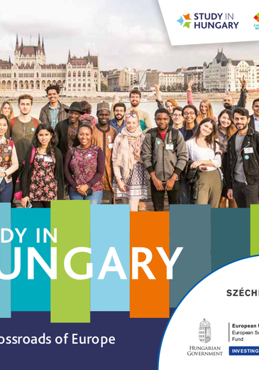 STUDY IN HUNGARY hallgatóknak szóló brossúra borítója egy csoport fiatallal akik a Duna parton állnak háttérben a parlam