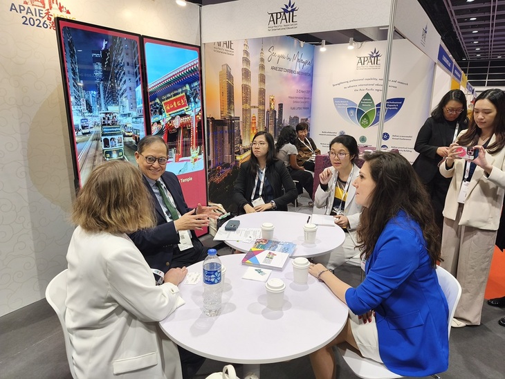 Tárgyalás a University Grants Committee képviselőivel